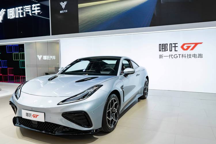 重庆212哪吒汽车在智能汽车领域的表现，领途汽车在新能源汽车市场中的影响力